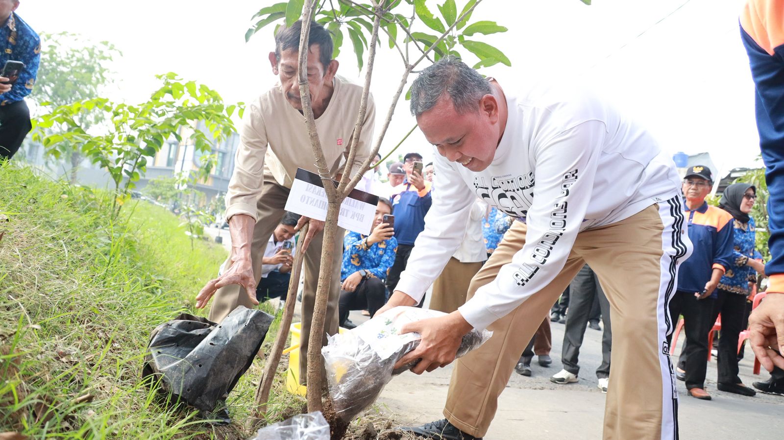 Danau VIP Jadi Hidup Lagi, Tri Adhianto Tanam Pohon & Tebar Ikan Bareng Warga