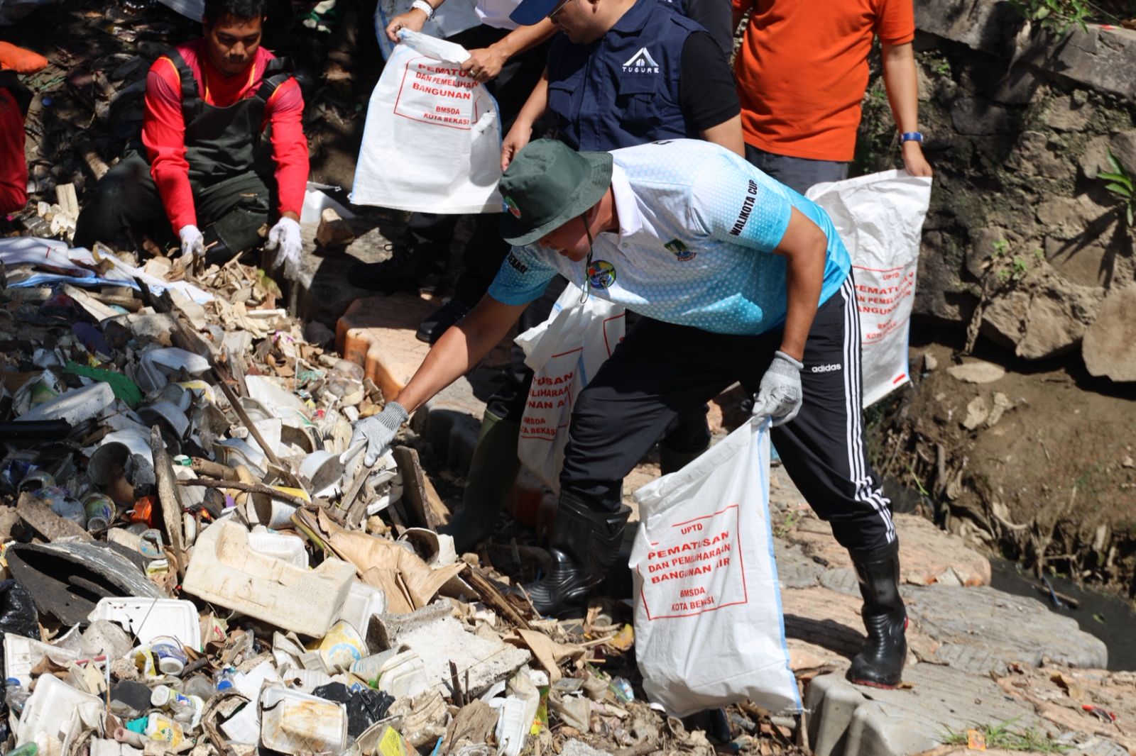 Pandawara dan Wali Kota Bekasi Tri Adhianto, Kolaborasi Aksi Bersih Kali Kapuk
