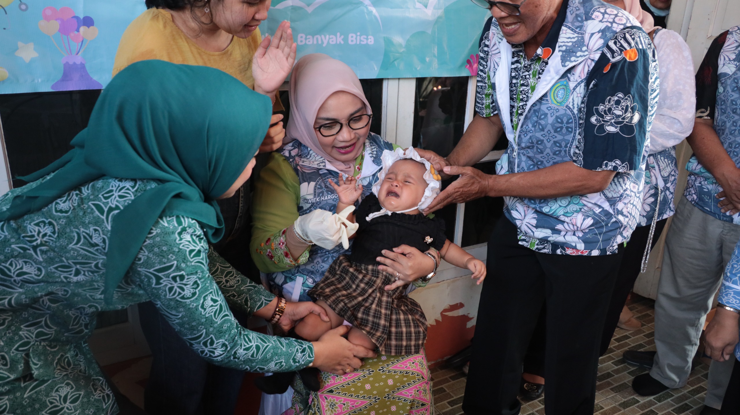 Ketua TP PKK Kota Bekasi Monitoring Pemberian Vitamin A di Aren Jaya
