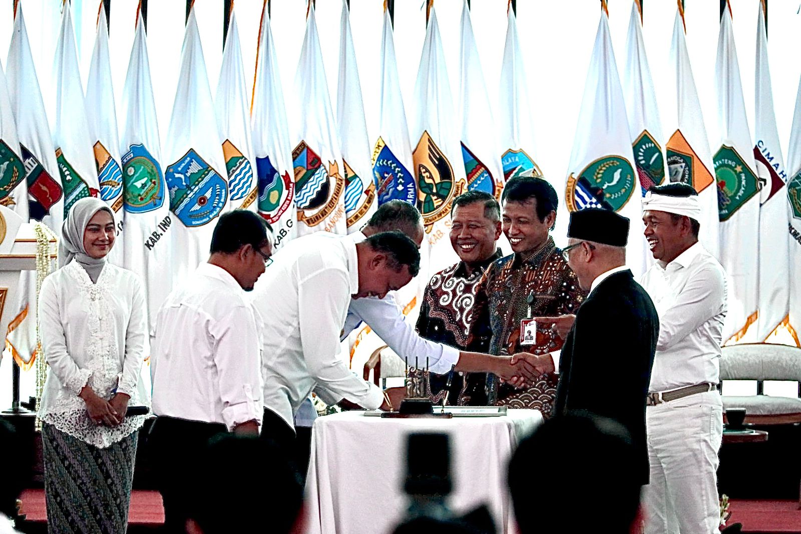 Wali Kota dan Ketua DPRD Kota Bekasi Tandatangani Komitmen Pemberantasan Korupsi