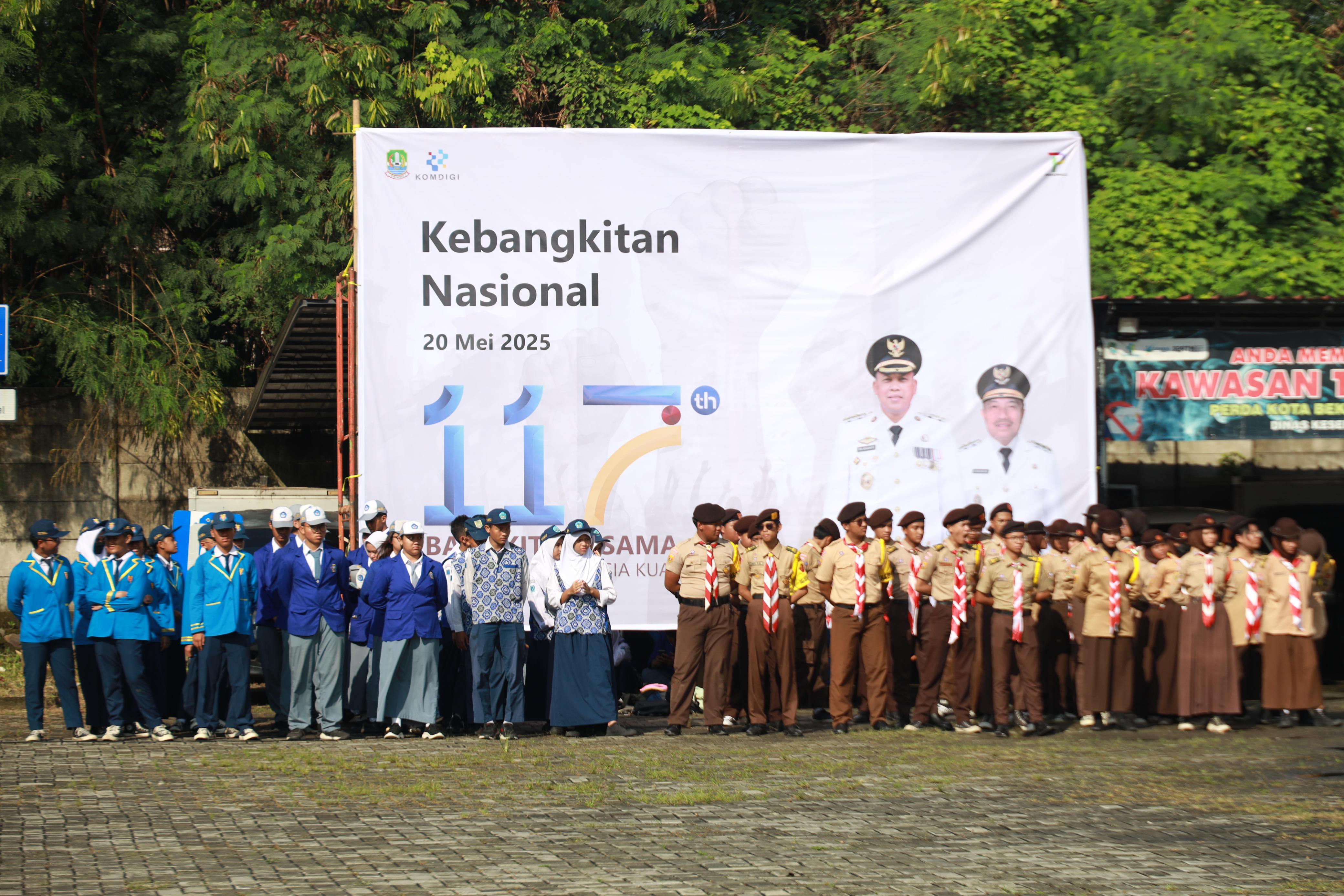 Wali Kota Bekasi Pimpin Upacara Harkitnas ke-117 dan Tinjau Pengerukan Sungai di Medan Satria