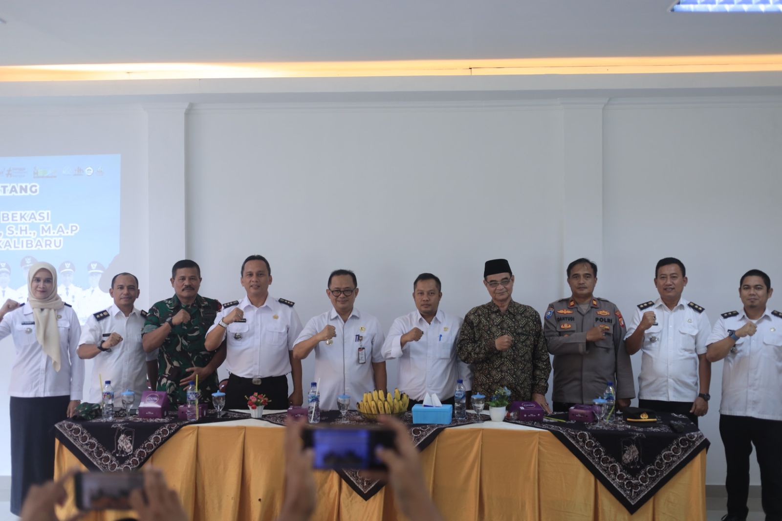 Pj. Wali Kota Bekasi Gani Muhamad Pimpin Rapat Minggon Di Medan Satria