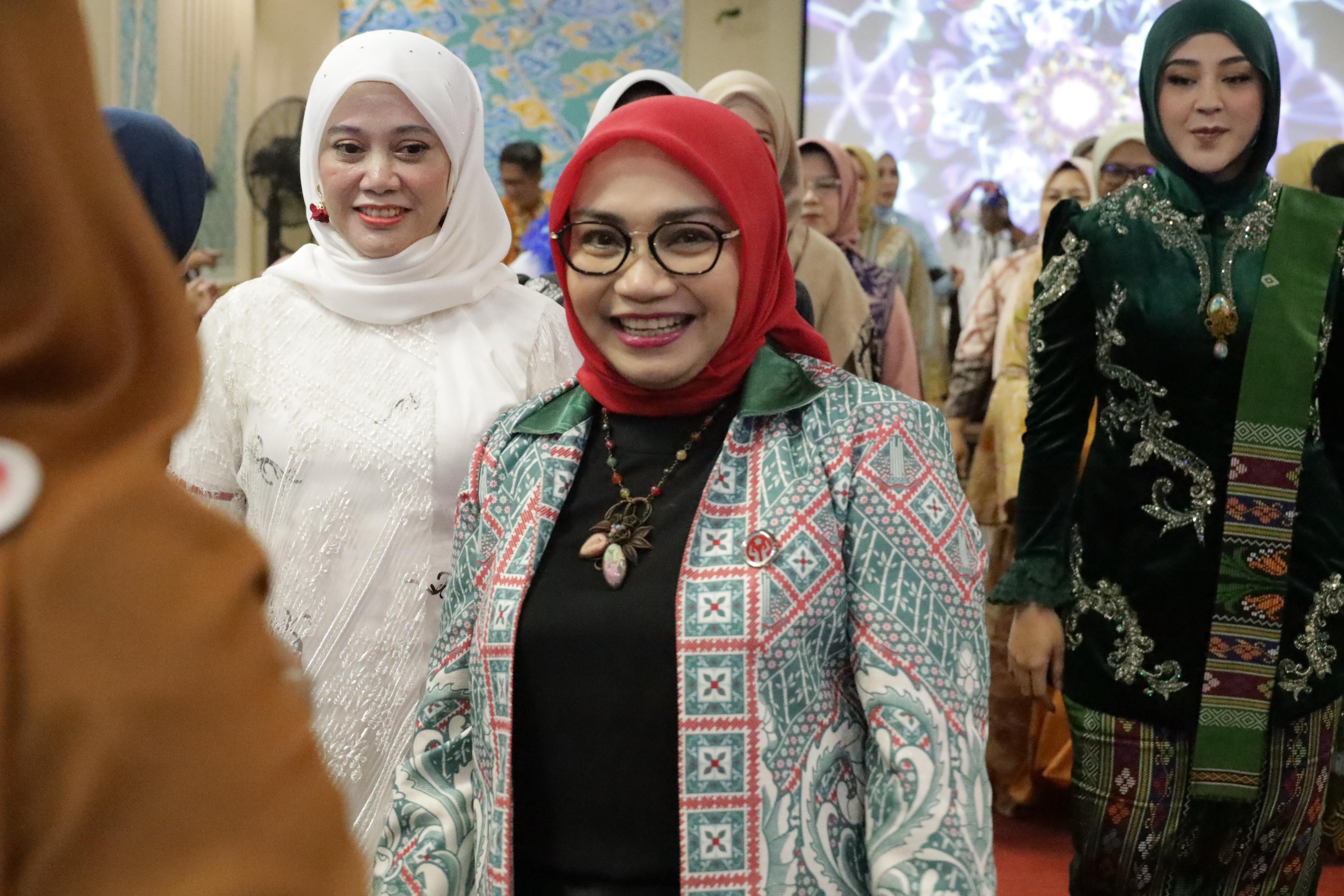 Musda Dekranasda Se-Jawa Barat, Ketua Dekranasda Kota Bekasi Kenakan Pakaian Produk Kerajinan
