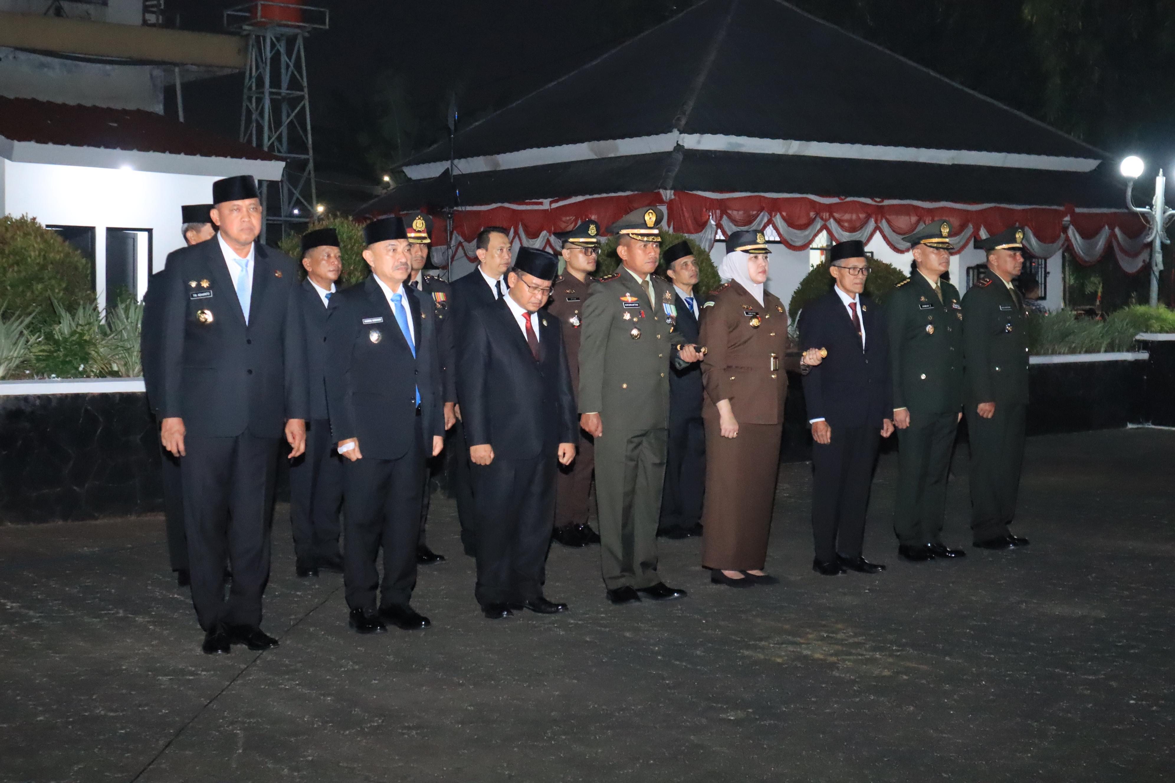 Wali dan Wakil Kota Bekasi Bersama Forkopimda Laksanakan Apel Kehormatan dan Renungan Suci