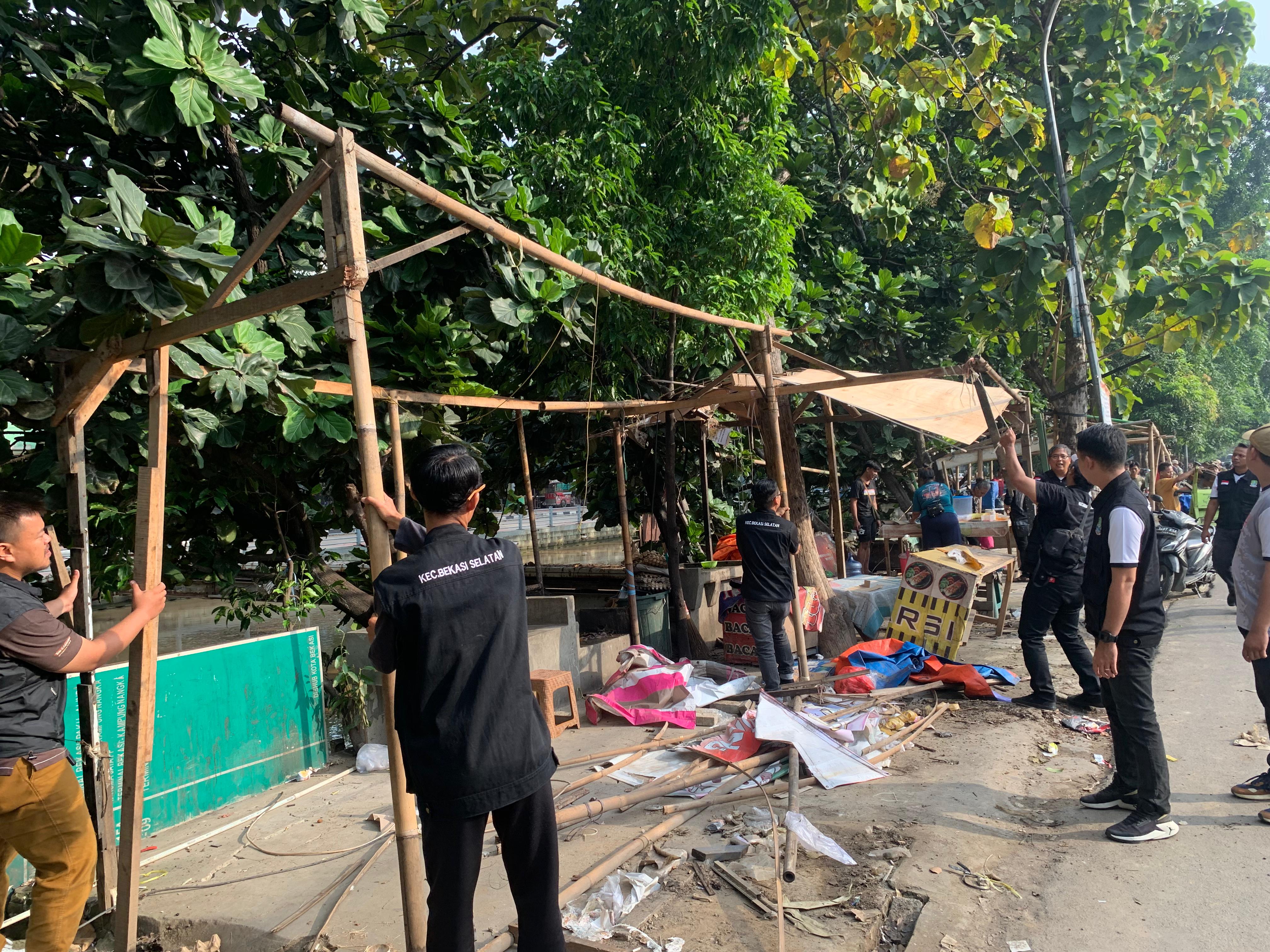 Kecamatan Bekasi Selatan Bersama Satpol PP Tertibkan Pedagang Kaki Lima Yang Menyalahi Aturan