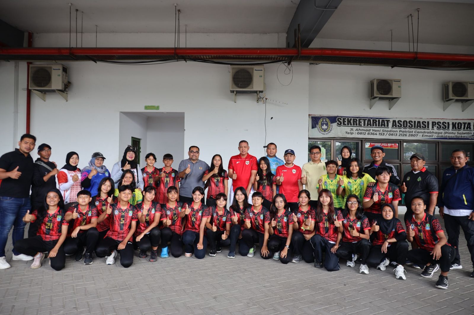 Wali Kota Bekasi Lepas 25 Atlet Sepak Bola Putri Ikuti Kualifikasi Porprov 2026