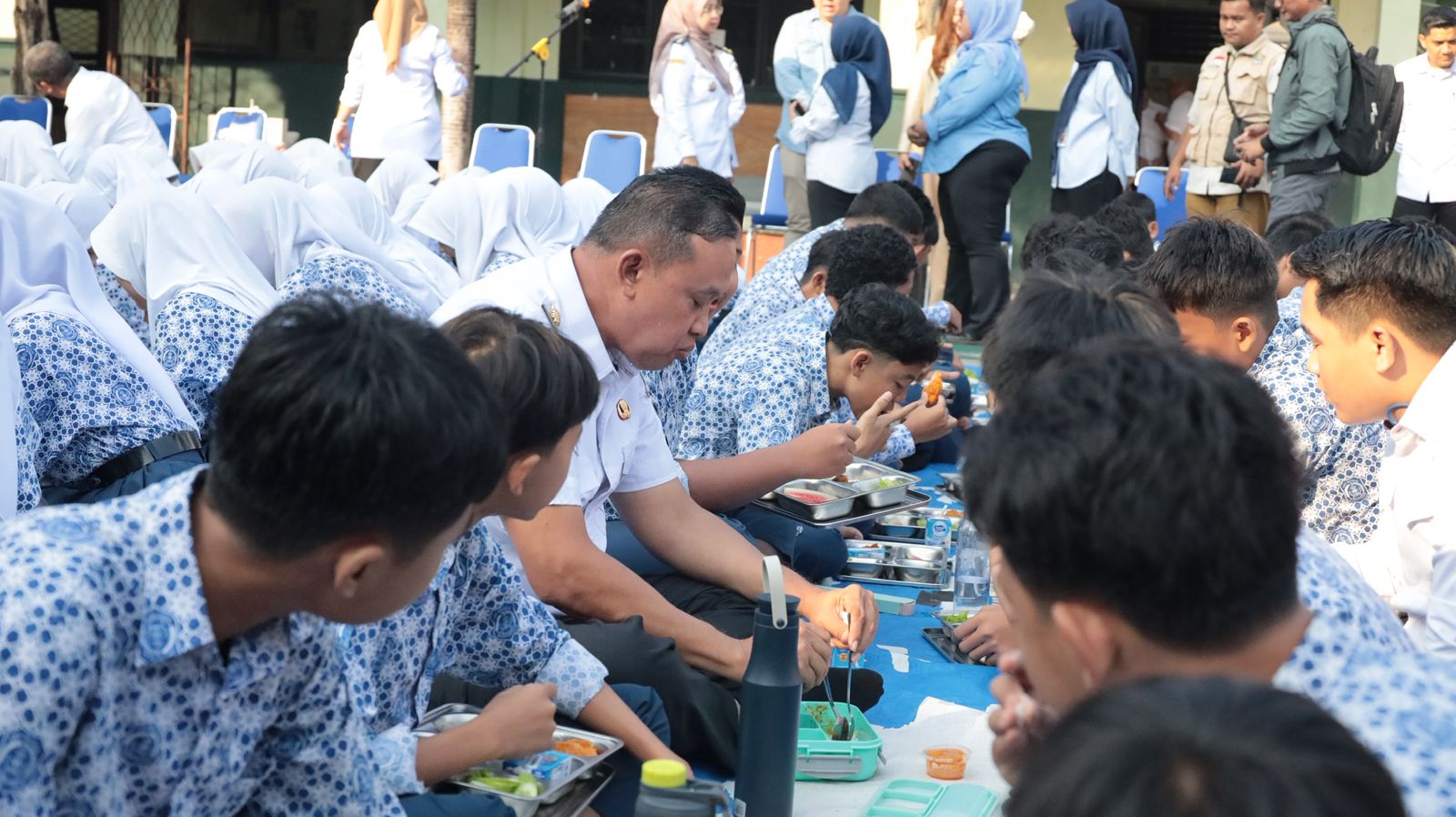 Bawa Bekal dari Istri, Wali Kota Bekasi Tri Adhianto Makan Bareng Siswa SMPN 3 Kota Bekasi