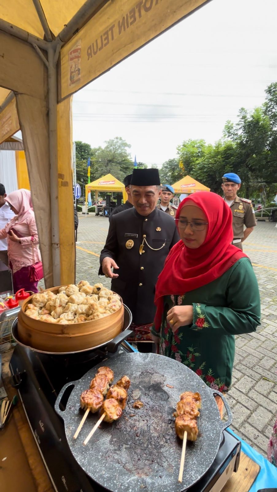 Bersama Istri Tercinta, Wawali Bobihoe Ngabuburit Borong Jajanan UMKM