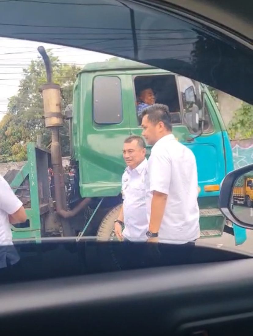Wawali Harris Turun Dari Mobil Tegur Supir Kontainer Buang Sampah Sembarangan