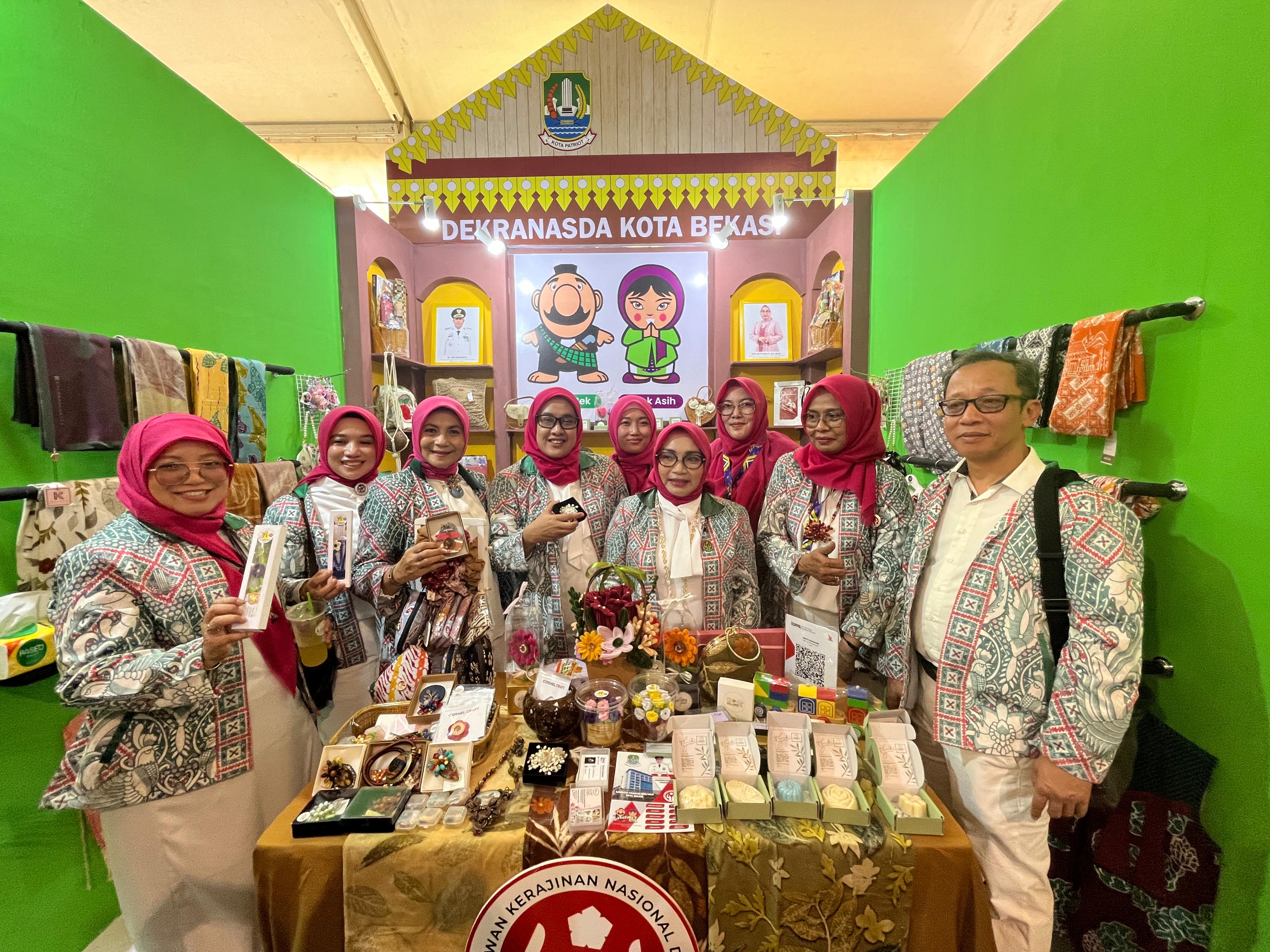Puncak HUT ke-45 Dekranas, Ketua Dekranasda Kota Bekasi Kenalkan Produk Hasil Kerajinan Kota Bekasi