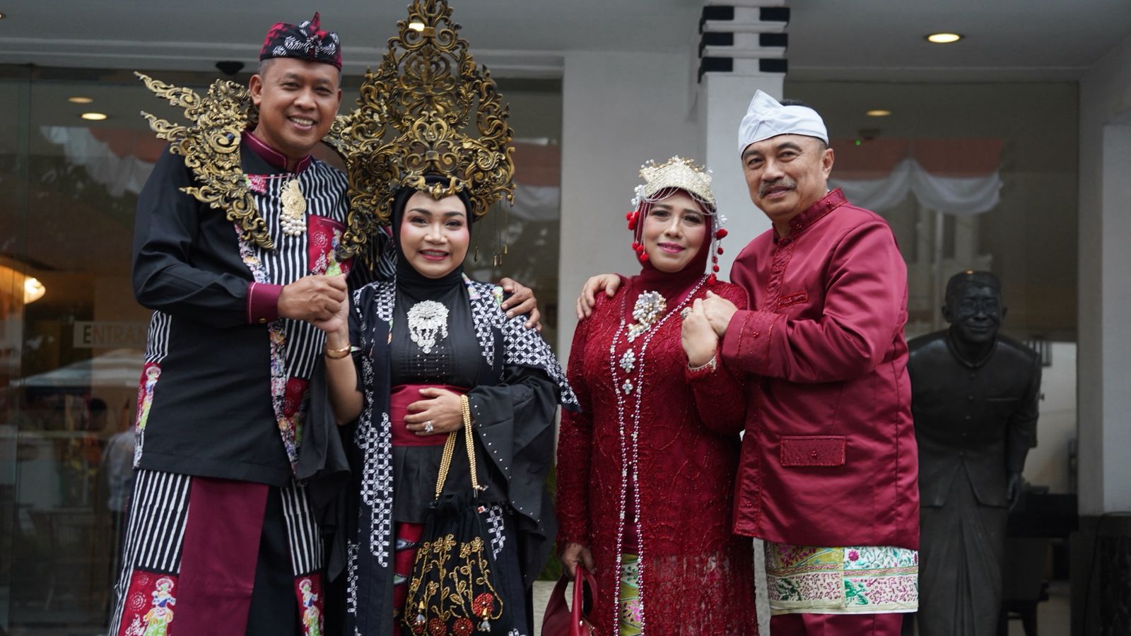 Tri Adhianto Kenakan Sri Maharja Tarusbawa, Harris Bobihoe Dengan Adat Bekasi di HUT Jabar ke-80