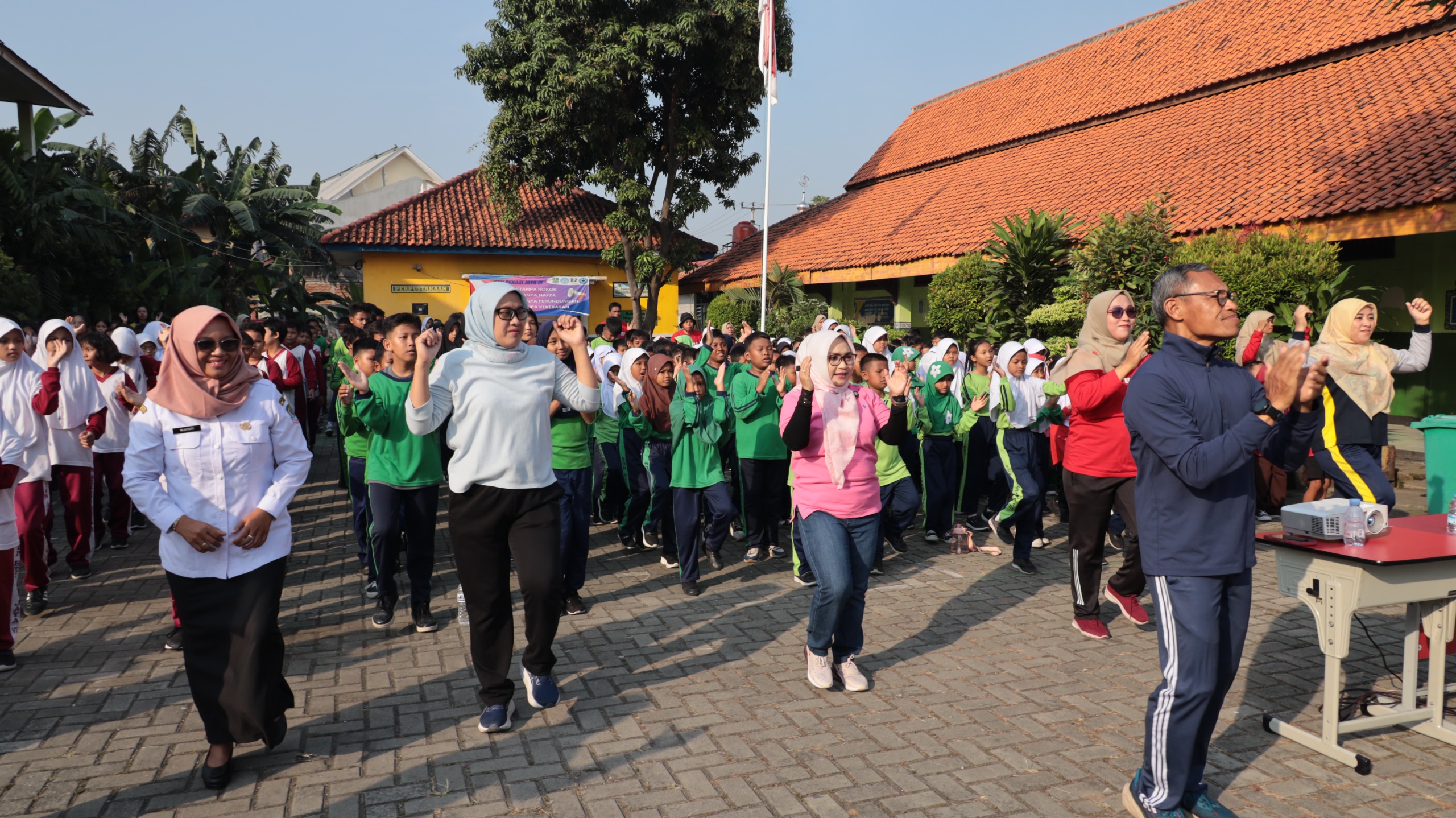 Ketua TP PKK Kota Bekasi Hadiri Senam Ceria Bersama Siswa SD, Semarakkan Hari Anak Nasional