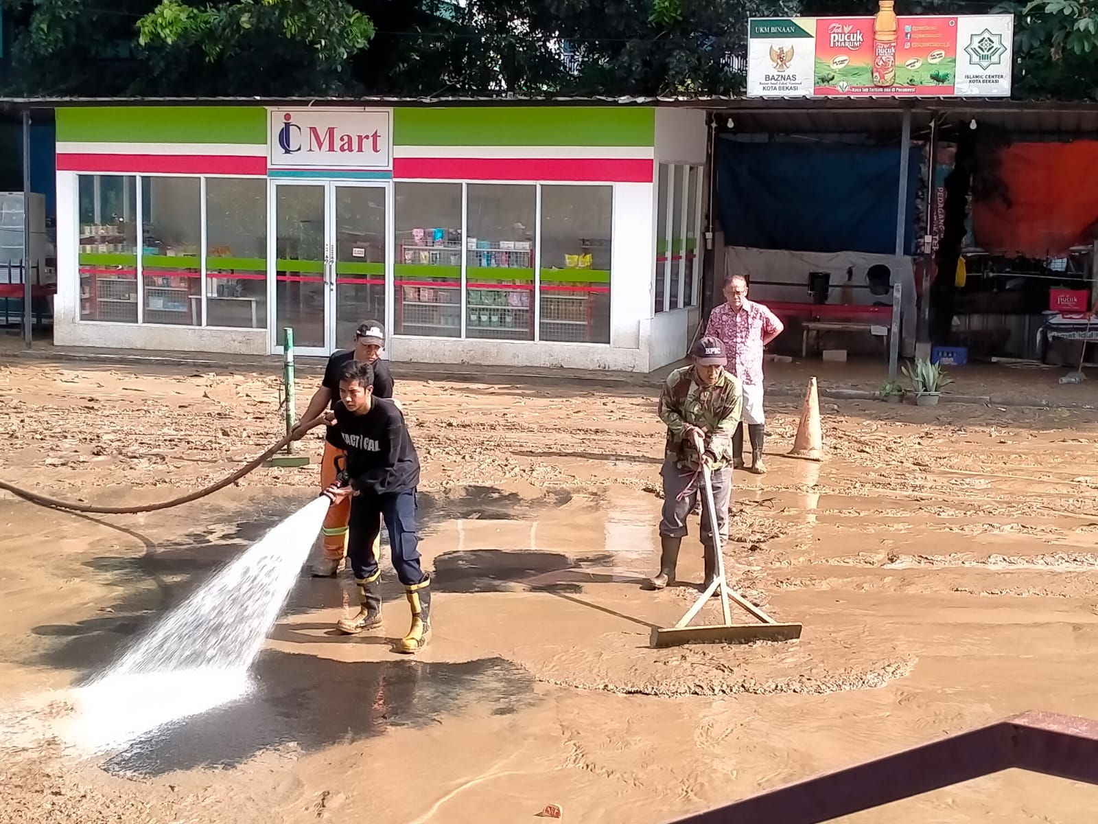 Pihak Islamic Apresiasi Wali Kota Tri Adhianto Cepat Tanggap Bantu Bersihkan Lumpur Pasca Banjir