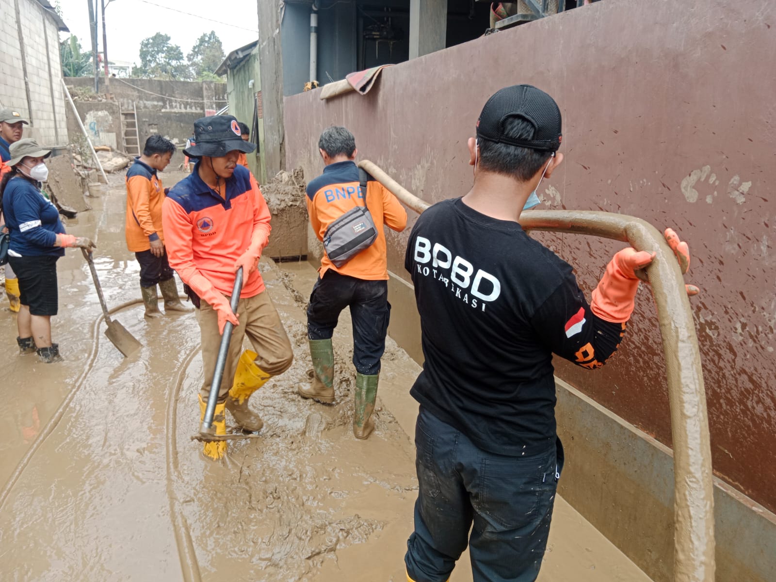 Pemkot Bekasi Fokus Bersihkan Sisa Lumpur dan Distribusikan Bantuan Pasca Banjir