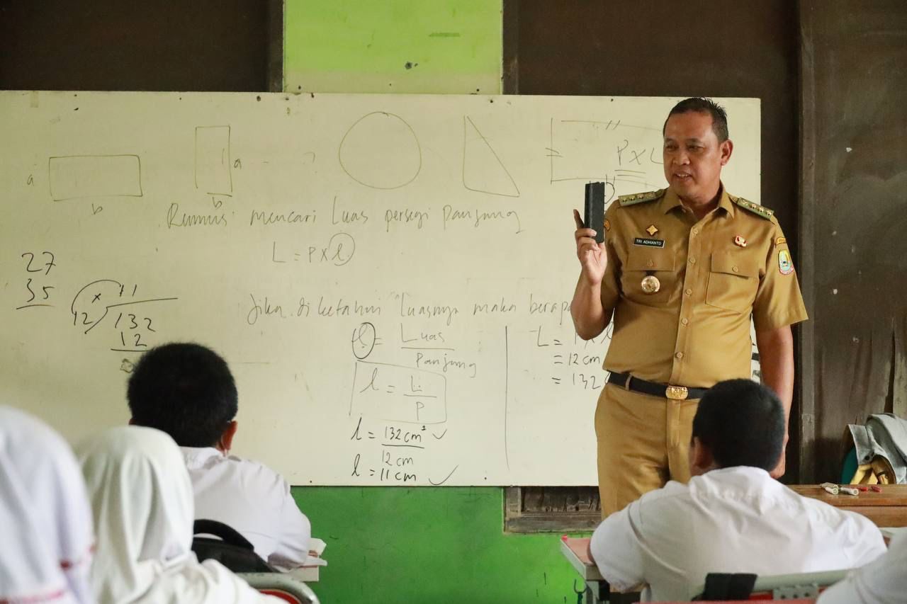 Kunjungi SDN 4 Pekayon Jaya, Walikota Tri Pastikan Sekolah Kembali Normal Beroperasi Pasca Banjir