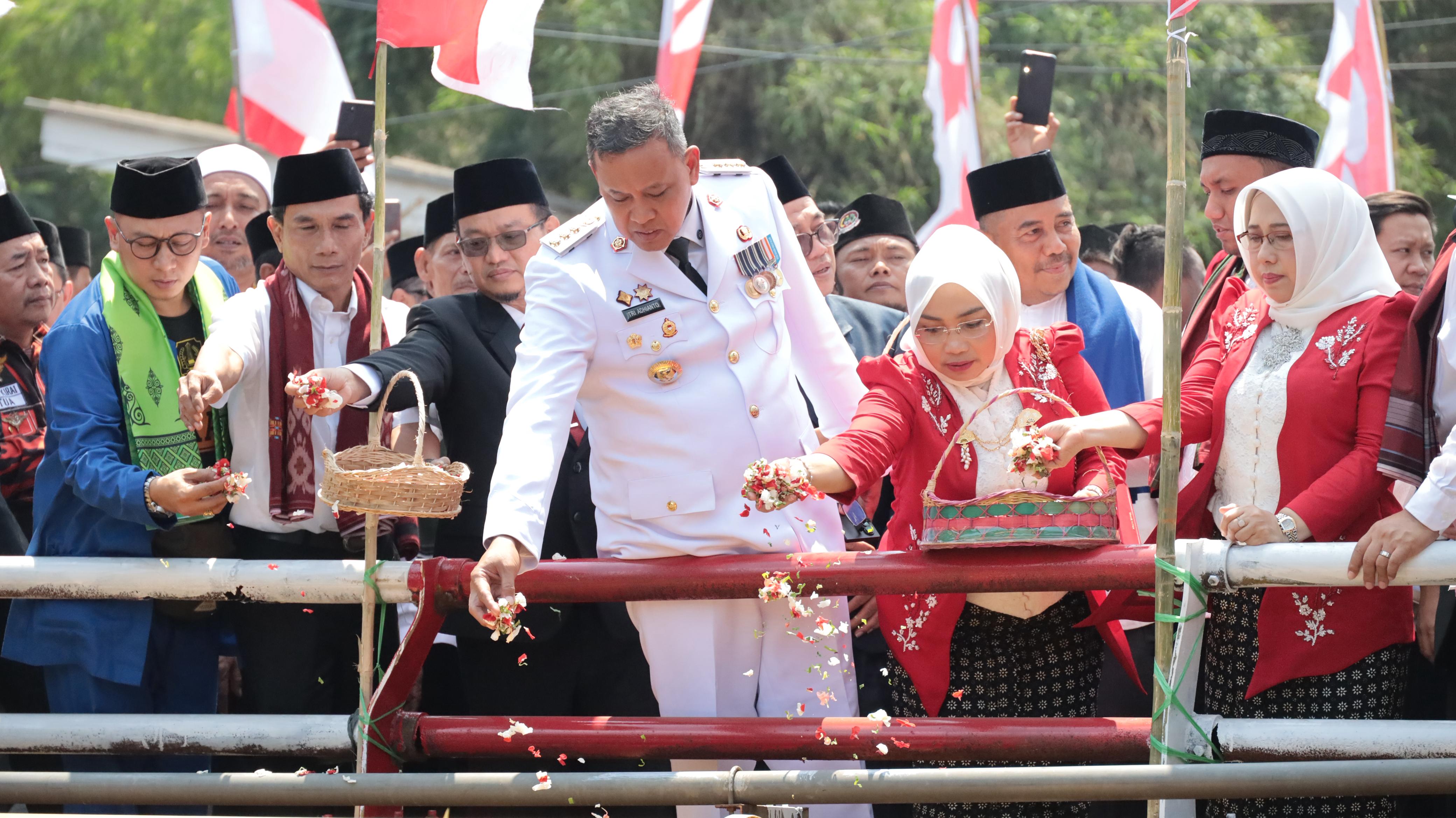 Wali Kota Bekasi Pimpin Tabur Bunga Tragedi Sasak Kapuk, Akan Dibangun Monumen Perjuangan