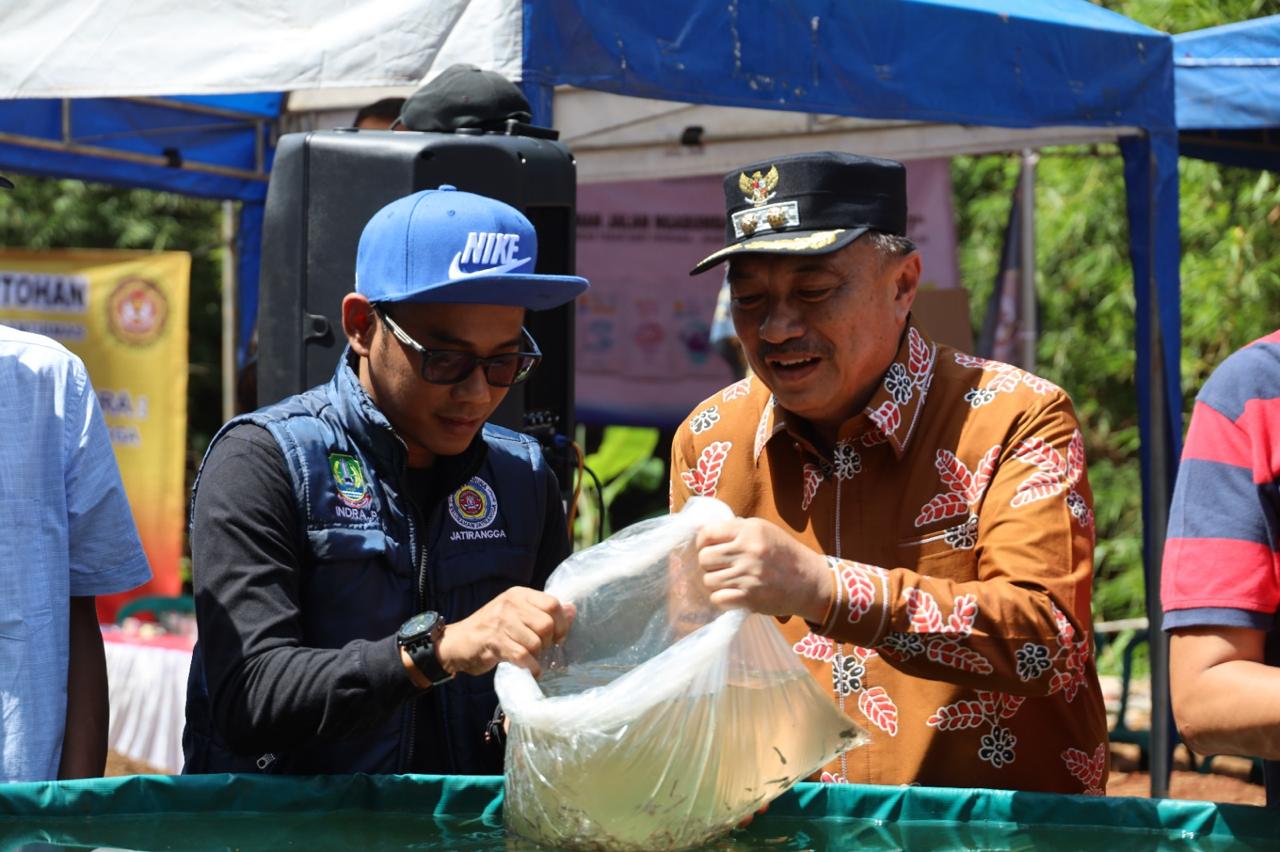 Tebar Benih Lele, Wawali Harris Bobihoe Dukung Program Ketahanan Pangan Nasional