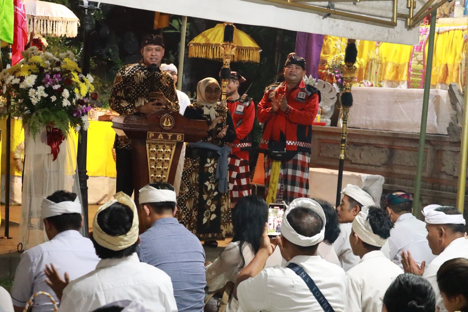 Wali Kota Bekasi Hadiri Puncak Karya Pujawati Dudonan ke-61 di Pura Tirta Buana