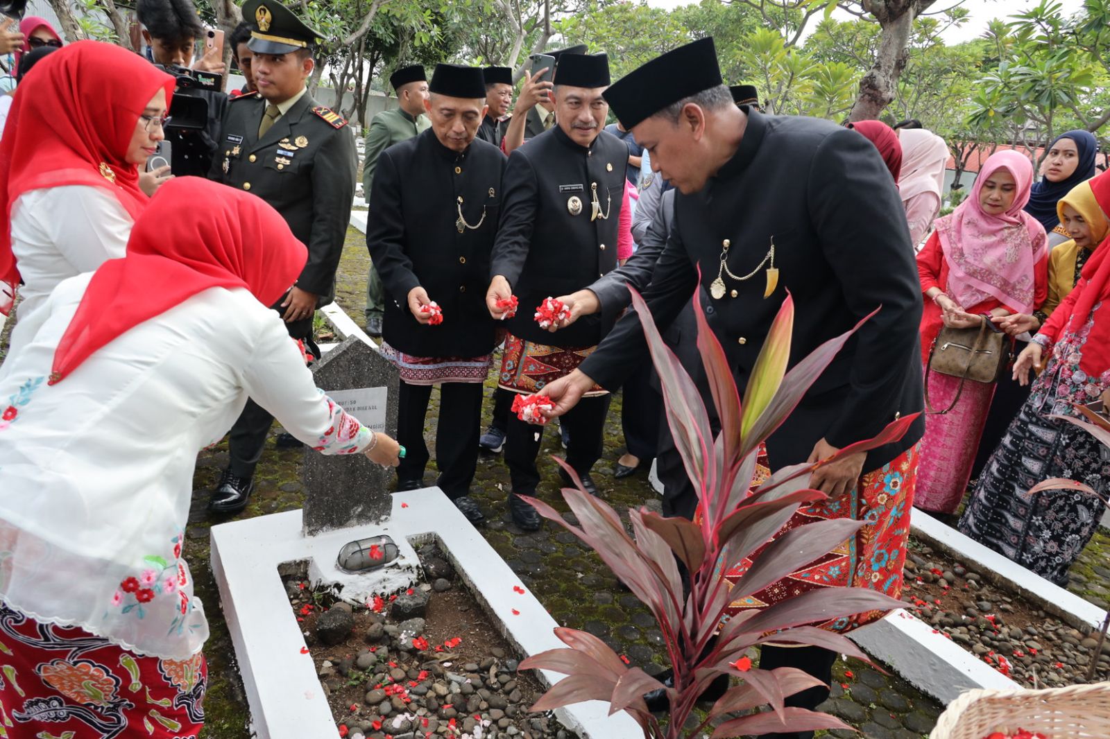 Ziarah dan Tabur Bunga di TMP Bulak Kapal dalam Rangka HUT Ke-28 Kota Bekasi