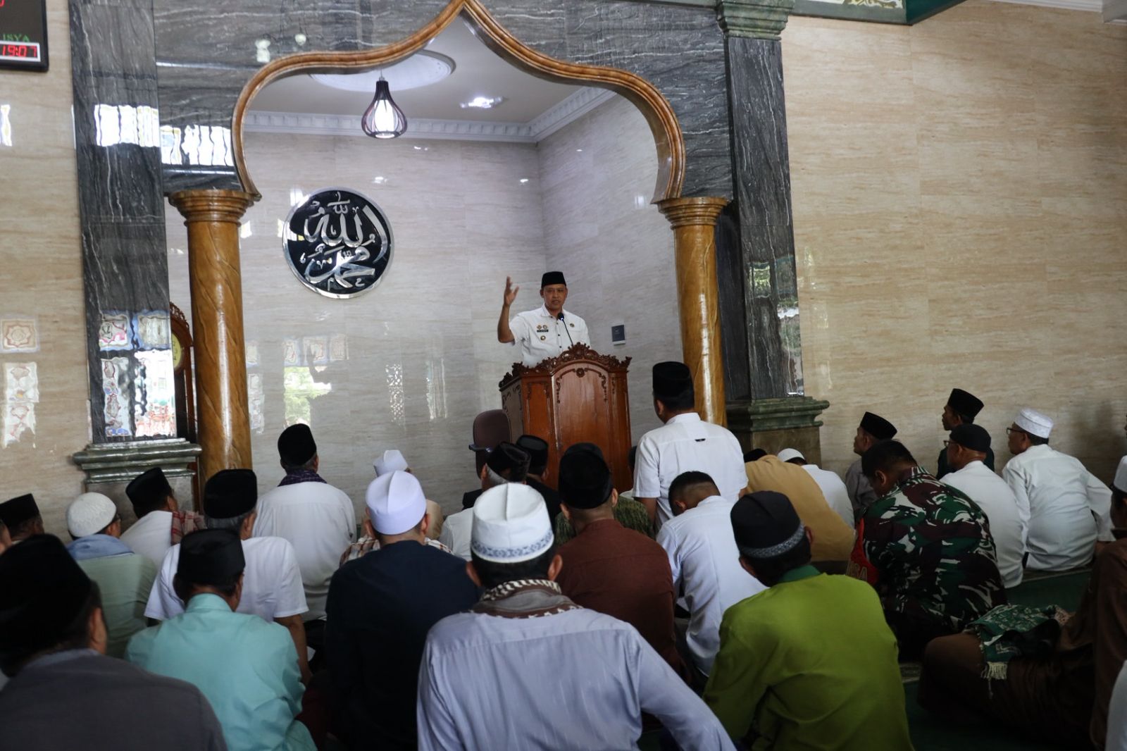 Wali Kota Bekasi Jumat Keliling di Masjid Al Istiqomah, Dorong Penyelesaian PSU Kesehatan Lingkungan