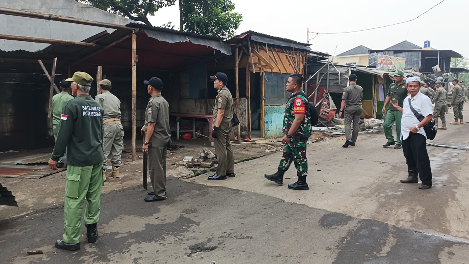 Camat Jatisampurna Tertibkan Bangunan Liar di Jalan Pertamina B Kelurahan Jatiraden