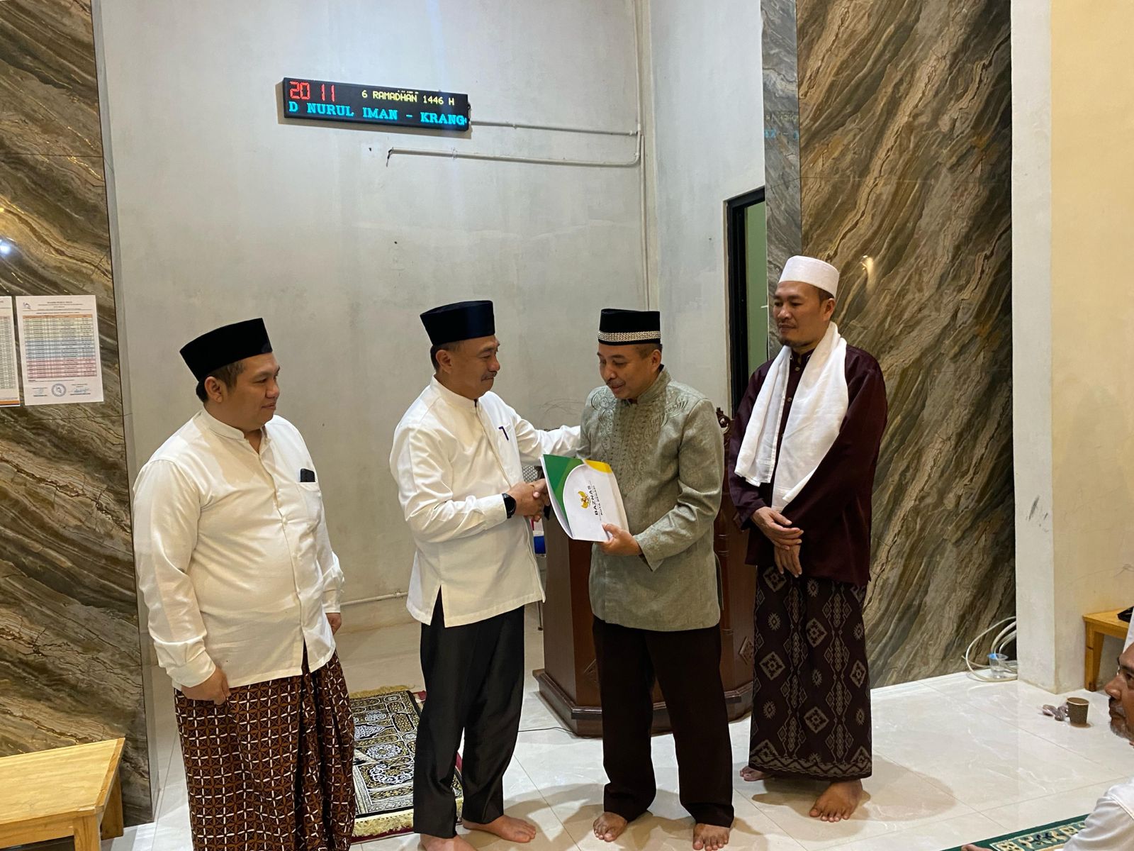 Tokoh Jatisampurna Sambut Wawali Bobihoe Saat Terawih Keliling