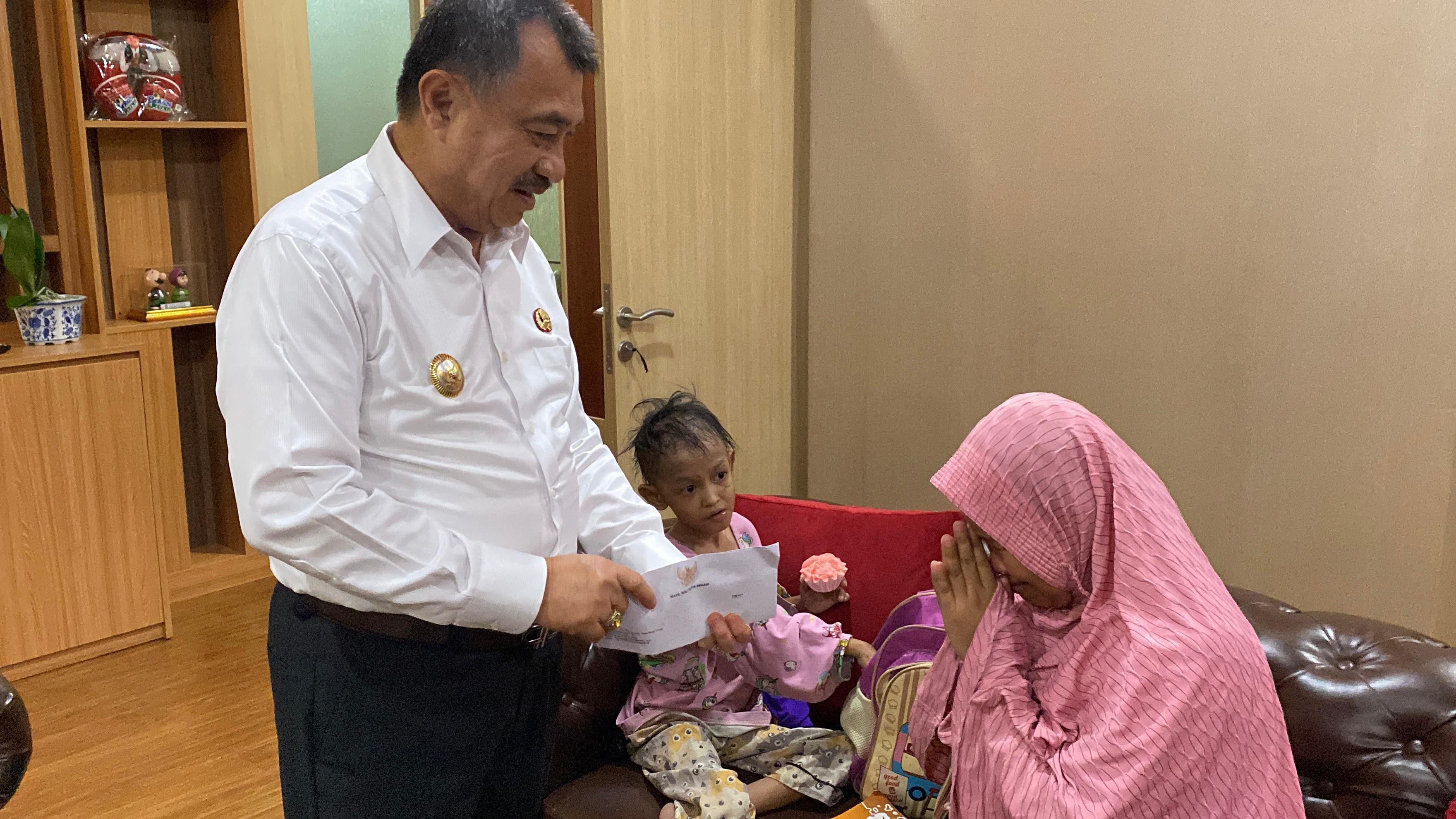 Seorang Ibu Menangis Sampaikan Kondisi Kesehatan Anaknya ke Wawali Abdul Harris Bobihoe