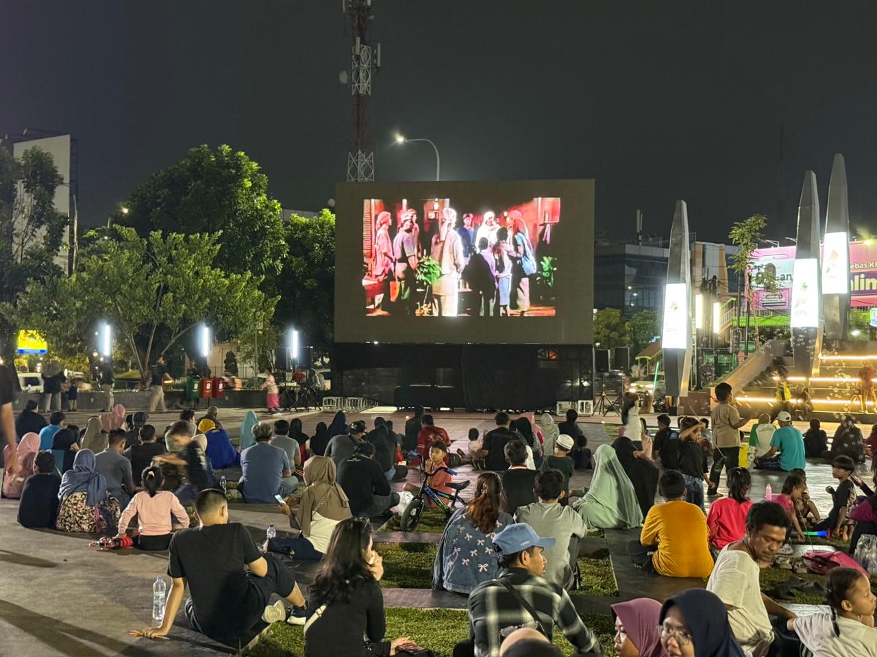 Plaza Patriot Jadi Wadah Edukasi dan Hiburan, Tri Adhianto Nobar Film Pahlawan Bersama Warga