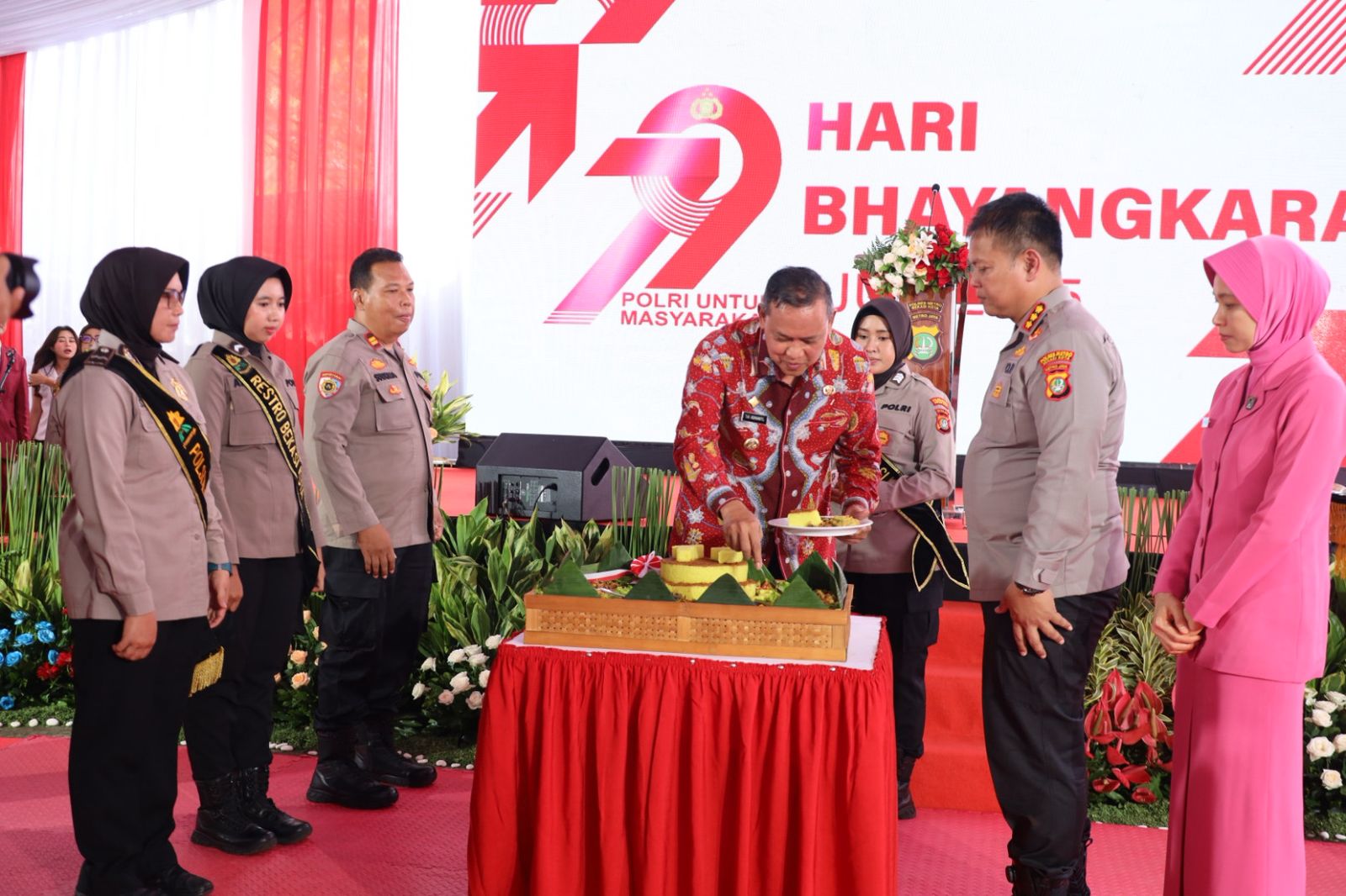 Wali Kota Hadiri HUT Bhayangkara ke-79 Tingkat Kota Bekasi Sekaligus Resmikan Sub Polsektor Pekayon