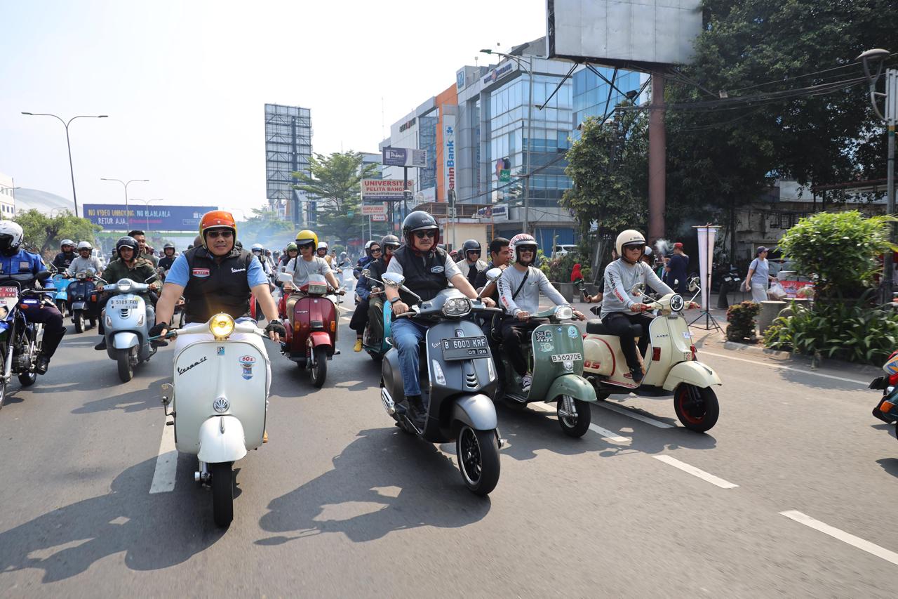 Bareng Komunitas Vespa, Wawali Harris Bobihoe Gaungkan Semangat Kemerdekaan